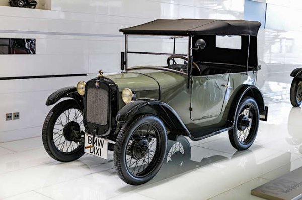 Търговската марка на Automobilwerk Eisenach, която произвежда първата си кола през 1898 година. и я нарича...внимание!  Wartburg!

Dixi се използва от 1920 година, а седем години по-късно е добавена към Austin Sevens, създадена по лиценз. Малко по-късно Dixi е взета от Bayerische Motoren Werke (Баварската фабрика за двигатели) и малкият британски модел, произведен от германци, става първият автомобил на BMW.